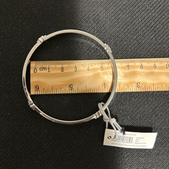 Tory Burch silver bangle with logo - new with tags never worn - Picture 7 of 7
